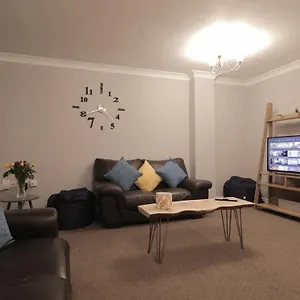 Modern Townhouse Perfect For Large Groups, Under One Roof, Just Over The Tyne Holiday home